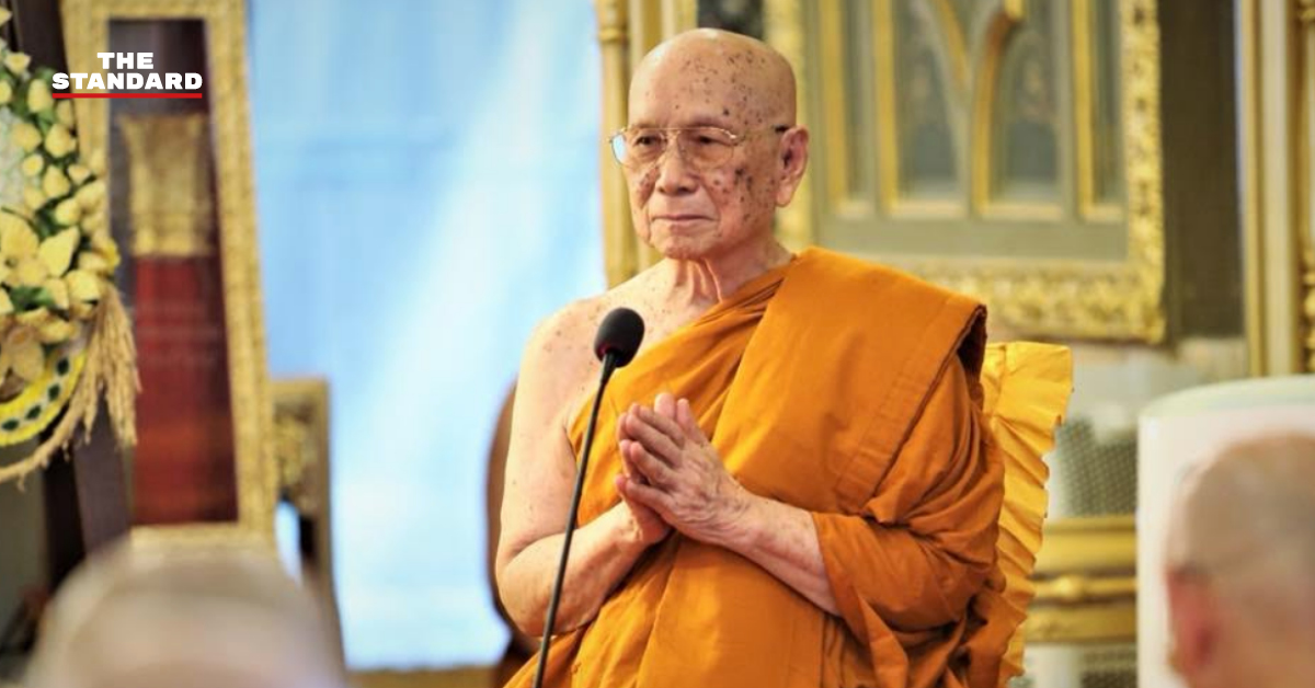 สมเด็จพระสังฆราช ประทับในพระอิริยาบถทรงประทานพระคติธรรม