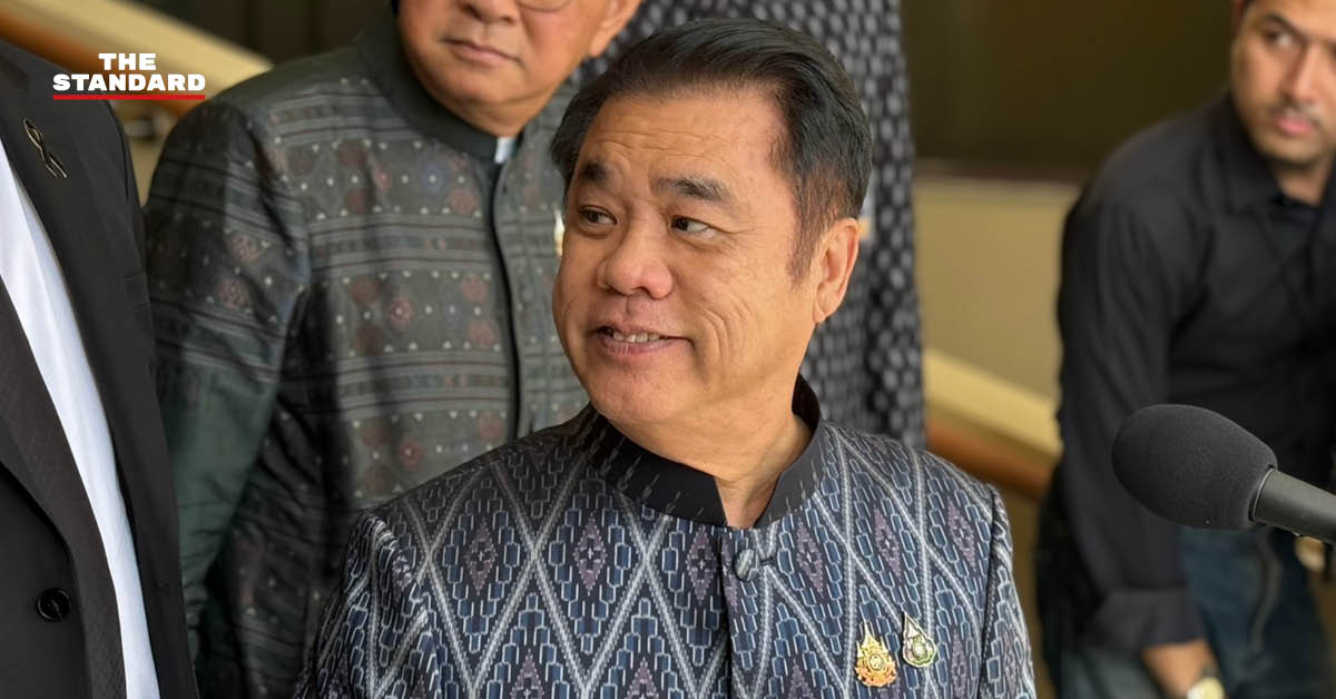 สุริยะ จึงรุ่งเรืองกิจ รัฐมนตรีว่าการกระทรวงเกษตรและสหกรณ์ กำลังให้สัมภาษณ์