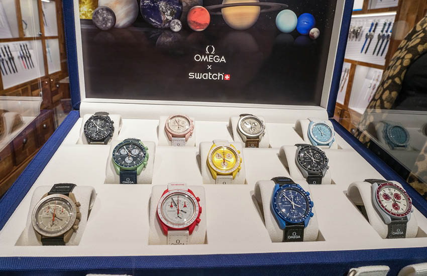นาฬิกา Swatch x Audemars Piguet Royal Pop จัดแสดงในร้าน Swatch 3