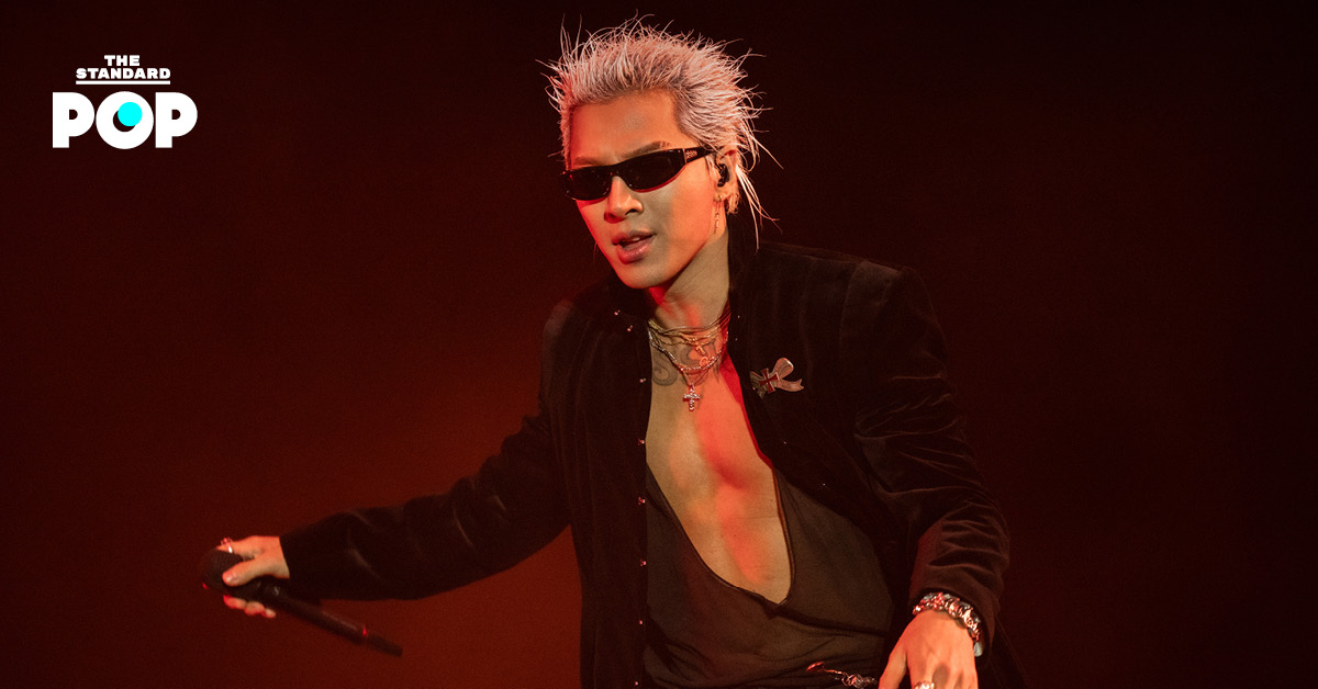 Taeyang สมาชิกวง BIGBANG กำลังแสดงบนเวทีคอนเสิร์ต Coachella