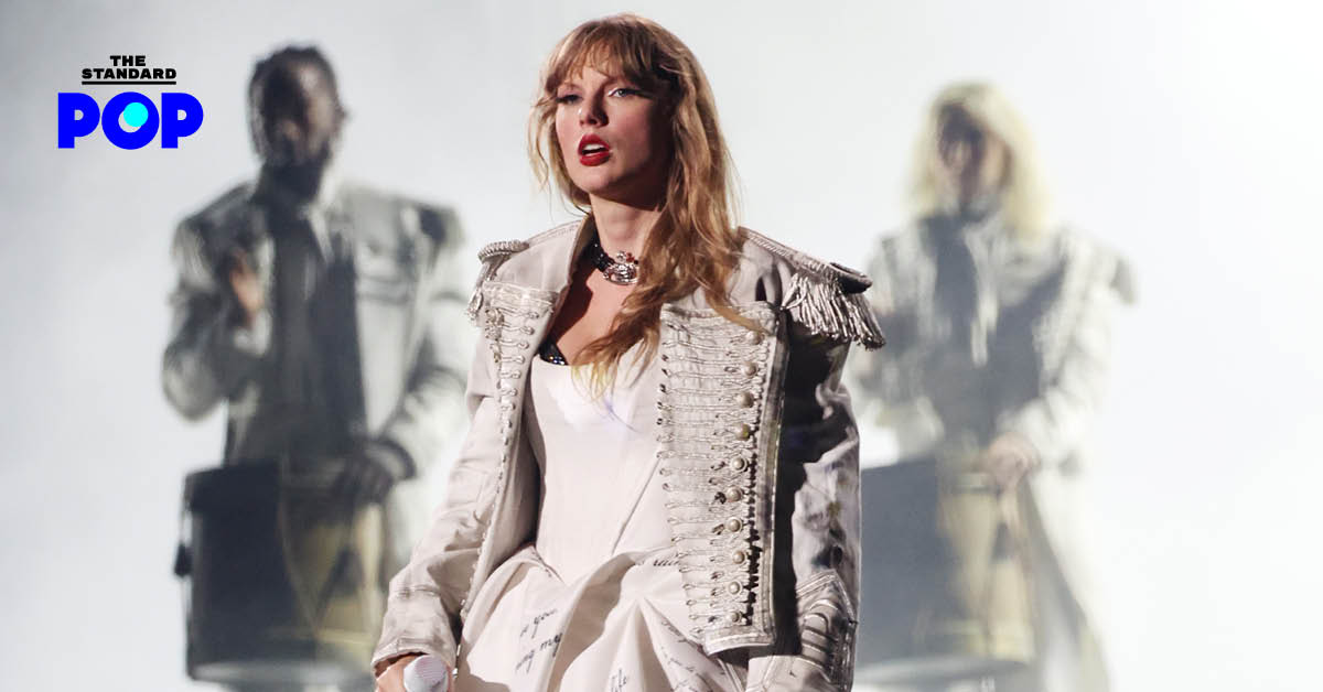 Taylor Swift กำลังแสดงคอนเสิร์ตบนเวที