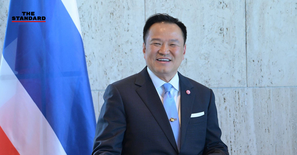 ประชาชนเลือกซื้อสินค้าในโครงการไทยช่วยไทย