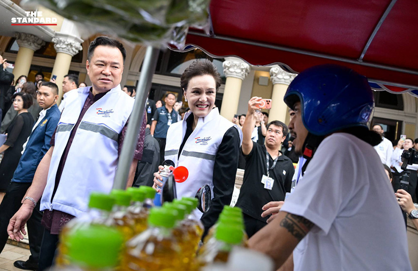 นายอนุทิน ชาญวีรกูล และ นางศุภจี สุธรรมพันธุ์ นั่งรถพุ่มพวงขายสินค้า 2