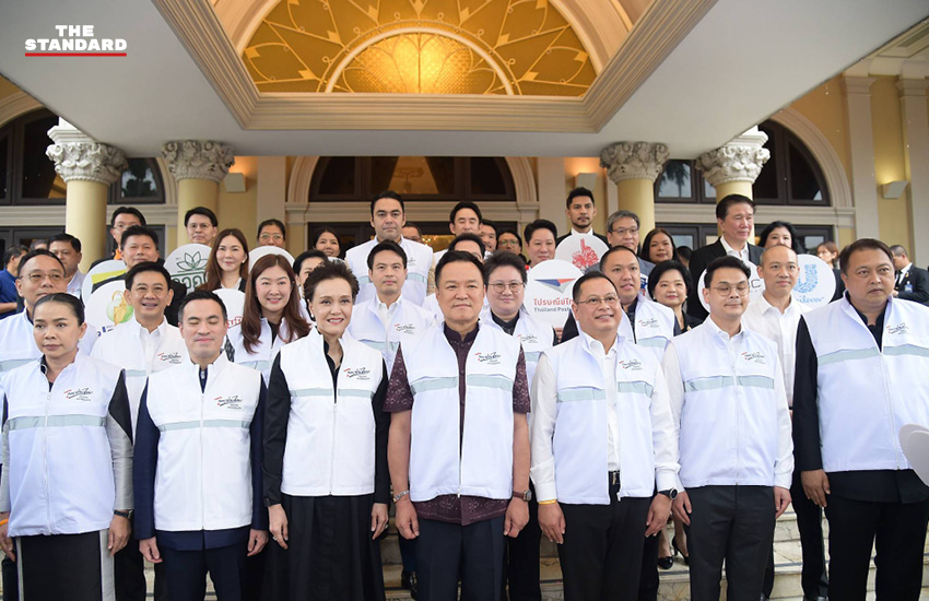 นายอนุทิน ชาญวีรกูล และ นางศุภจี สุธรรมพันธุ์ นั่งรถพุ่มพวงขายสินค้า 3