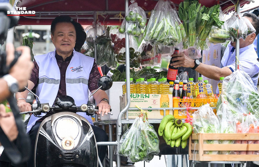 นายอนุทิน ชาญวีรกูล และ นางศุภจี สุธรรมพันธุ์ นั่งรถพุ่มพวงขายสินค้า 4
