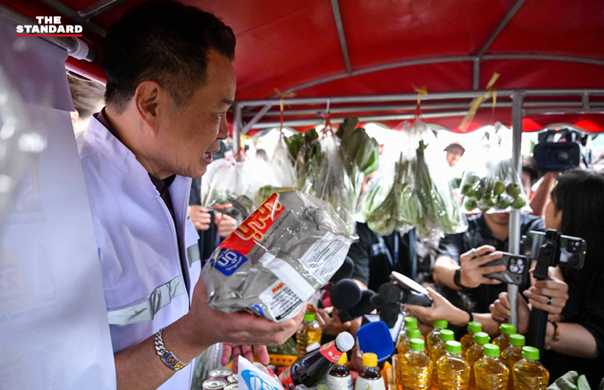 นายอนุทิน ชาญวีรกูล และ นางศุภจี สุธรรมพันธุ์ นั่งรถพุ่มพวงขายสินค้า 5