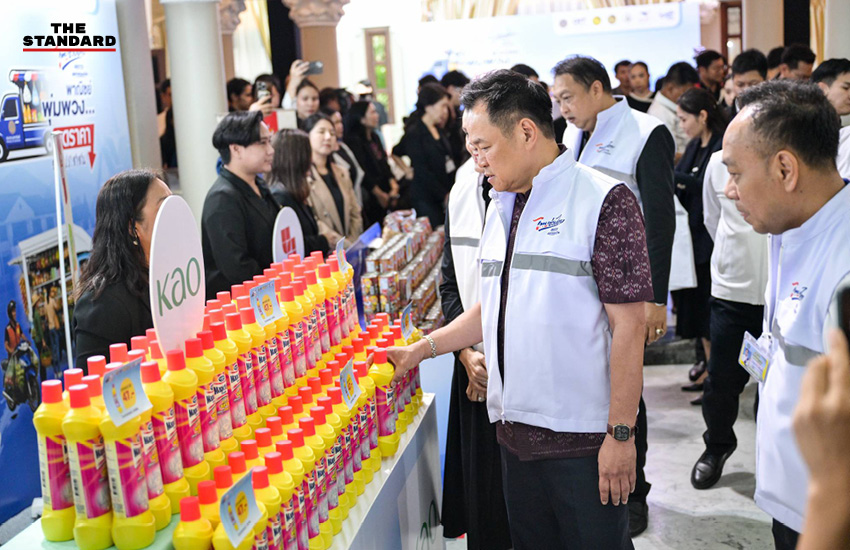 นายอนุทิน ชาญวีรกูล และ นางศุภจี สุธรรมพันธุ์ นั่งรถพุ่มพวงขายสินค้า 7