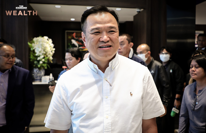 ภาพแสดงค้อนของตุลาการวางอยู่บนกองเงิน 2