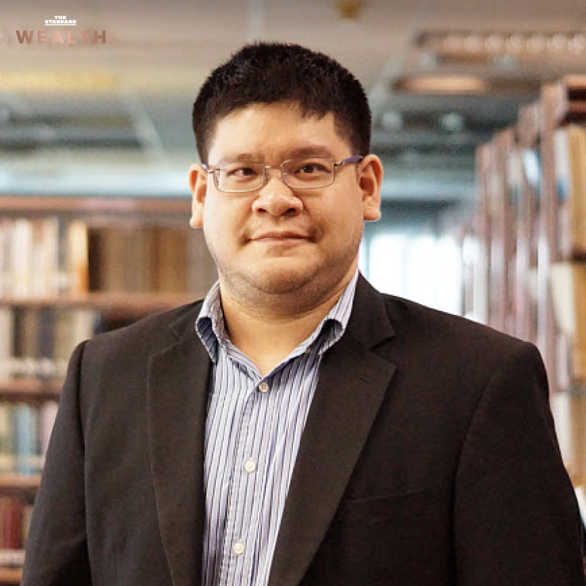 ภาพแสดงค้อนของตุลาการวางอยู่บนกองเงิน 3