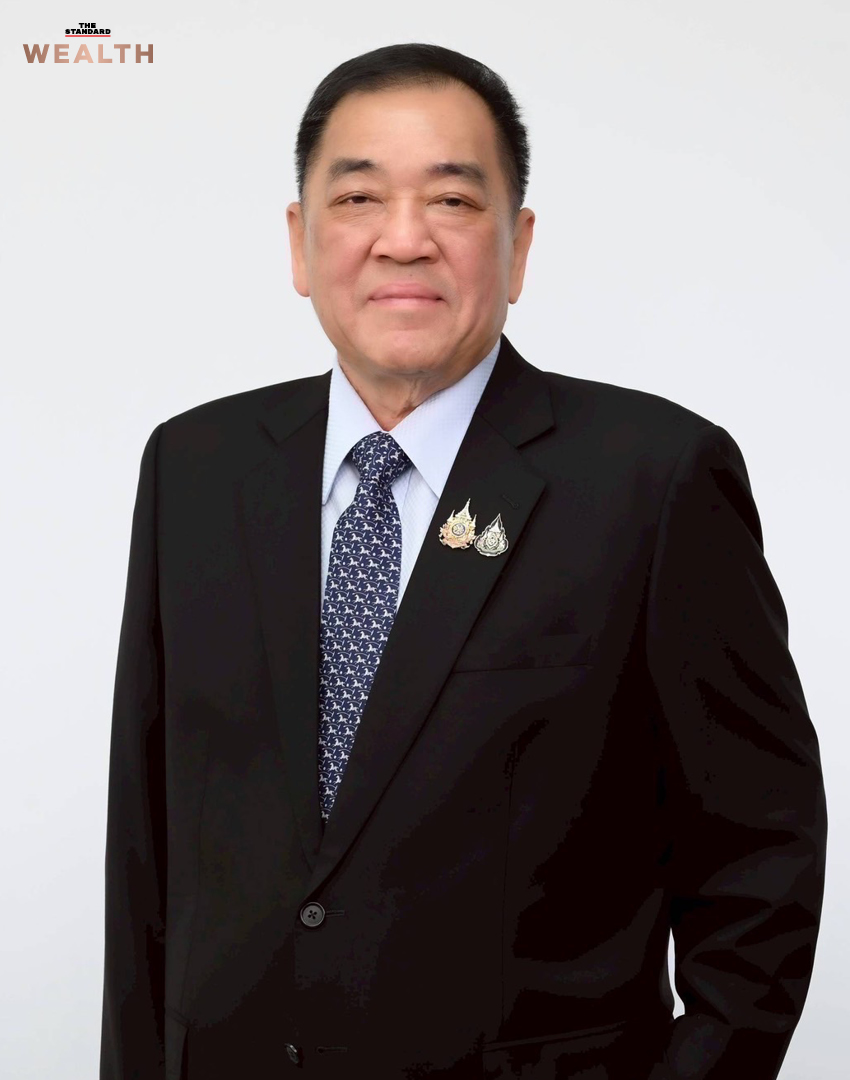 ภาพแสดงค้อนของตุลาการวางอยู่บนกองเงิน 5