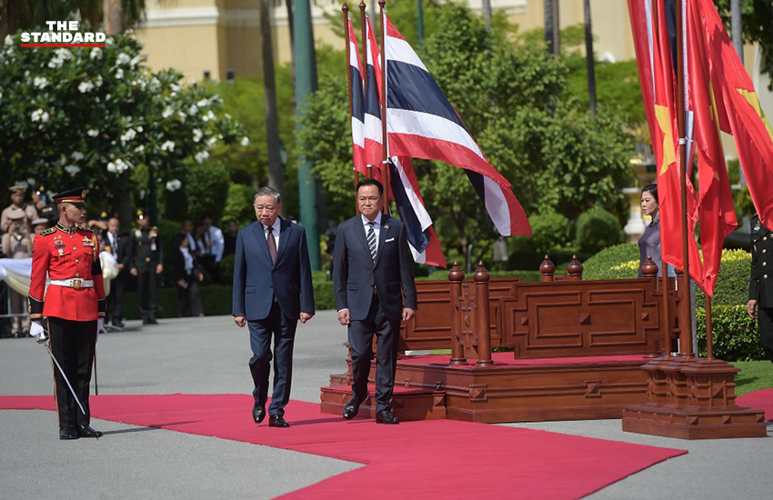 นายกรัฐมนตรีไทยและประธานาธิบดีเวียดนามยืนเคียงข้างกันในทำเนียบรัฐบาล 1