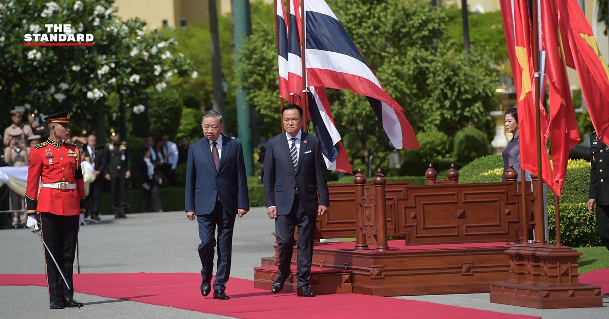 นายกรัฐมนตรีไทยและประธานาธิบดีเวียดนามยืนเคียงข้างกันในทำเนียบรัฐบาล