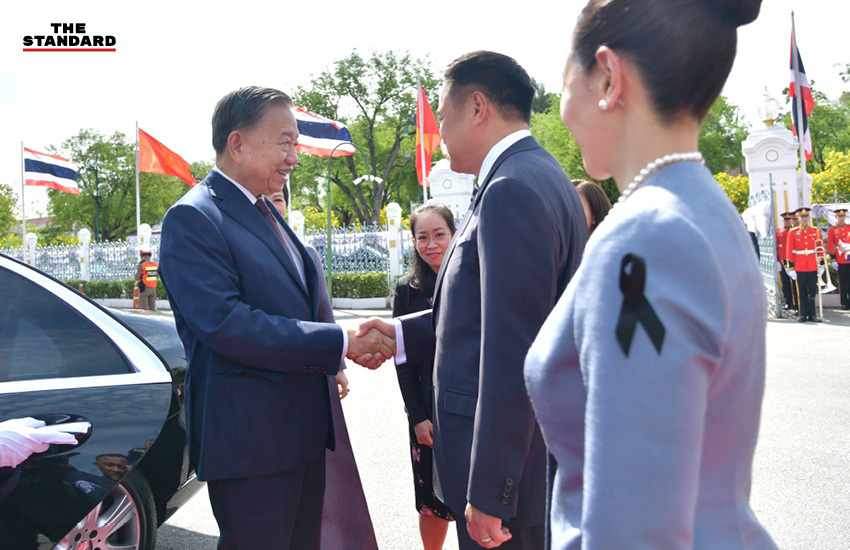 นายกรัฐมนตรีไทยและประธานาธิบดีเวียดนามยืนเคียงข้างกันในทำเนียบรัฐบาล 2