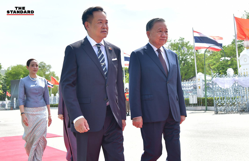 นายกรัฐมนตรีไทยและประธานาธิบดีเวียดนามยืนเคียงข้างกันในทำเนียบรัฐบาล 3