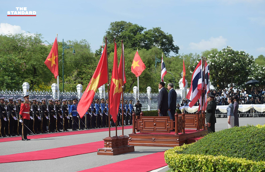 นายกรัฐมนตรีไทยและประธานาธิบดีเวียดนามยืนเคียงข้างกันในทำเนียบรัฐบาล 4