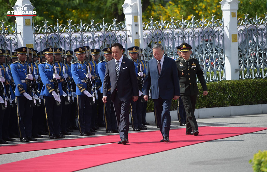 นายกรัฐมนตรีไทยและประธานาธิบดีเวียดนามยืนเคียงข้างกันในทำเนียบรัฐบาล 5