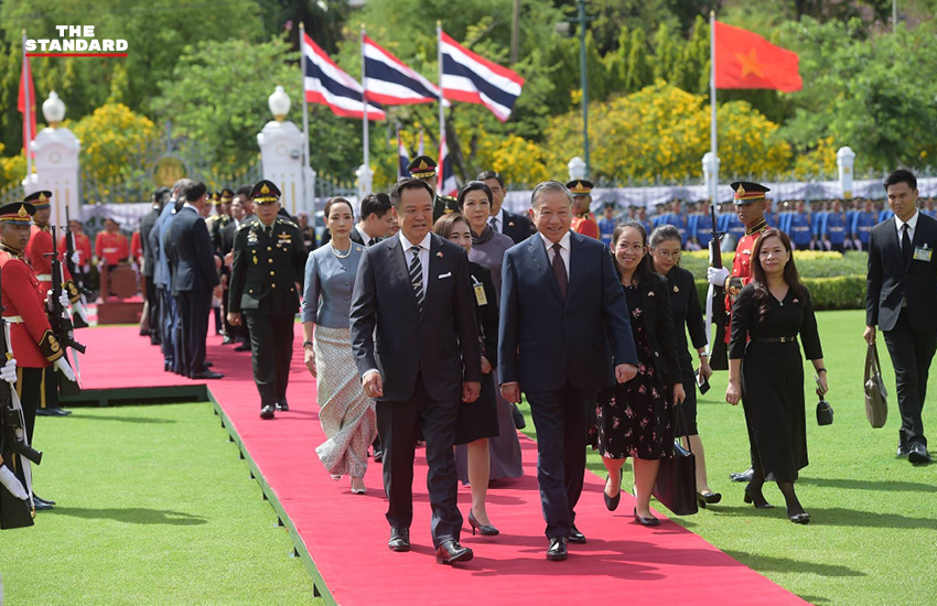 นายกรัฐมนตรีไทยและประธานาธิบดีเวียดนามยืนเคียงข้างกันในทำเนียบรัฐบาล 6