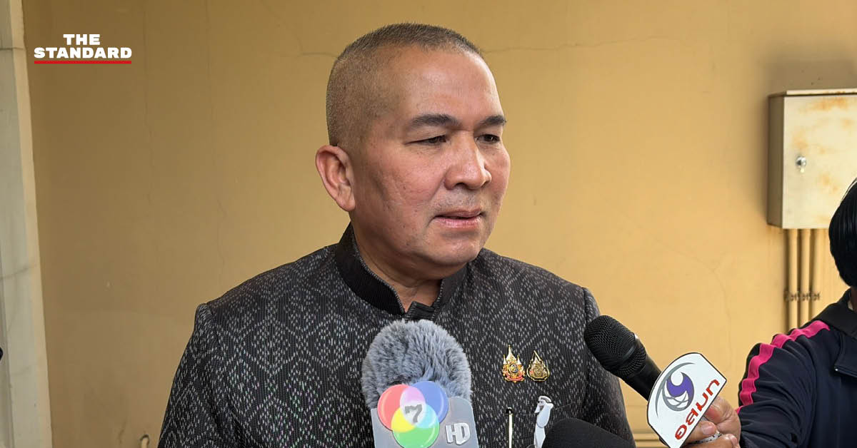 พล.ต.ท. รุทธพล เนาวรัตน์ รัฐมนตรีว่าการกระทรวงยุติธรรม ให้สัมภาษณ์สื่อมวลชน