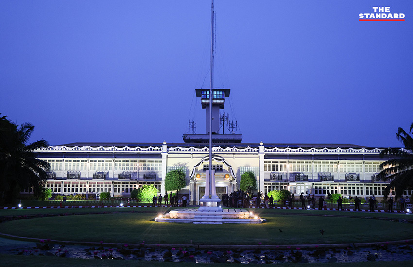 กลุ่มคนเสื้อแดงปักหลักรอรับ ทักษิณ ชินวัตร กลับบ้านจันทร์ส่องหล้า พร้อมเงื่อนไขกำไล EM 3