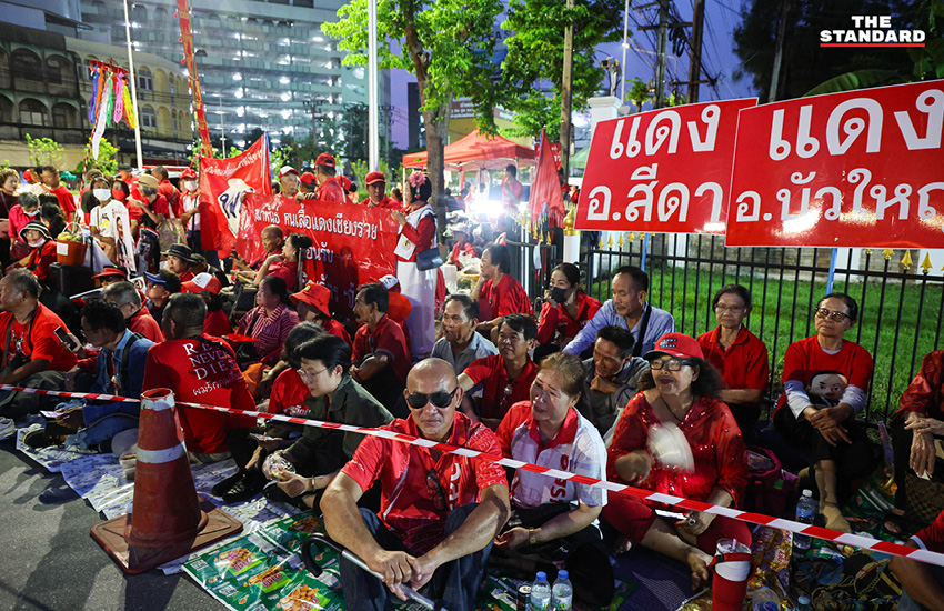 กลุ่มคนเสื้อแดงปักหลักรอรับ ทักษิณ ชินวัตร กลับบ้านจันทร์ส่องหล้า พร้อมเงื่อนไขกำไล EM 5