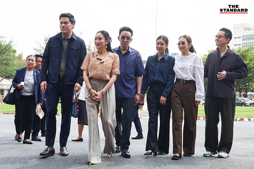 ครอบครัวชินวัตร เข้าเยี่ยม ทักษิณ ชินวัตร ครั้งสุดท้ายที่เรือนจำคลองเปรม ก่อนได้รับการพักโทษ โดยมี แพทองธาร ชินวัตร ให้สัมภาษณ์สื่อ 1