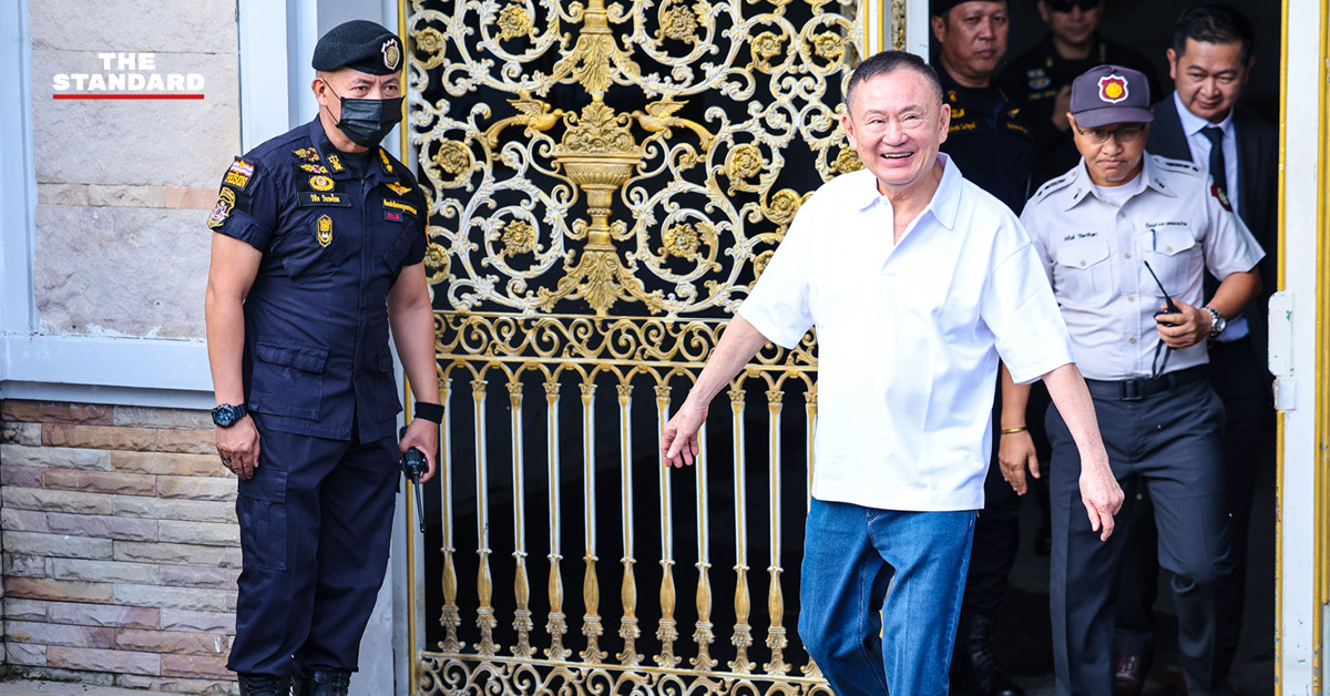ทักษิณ ชินวัตร โบกมือทักทายผู้สนับสนุนหลังได้รับการปล่อยตัวจากเรือนจำ