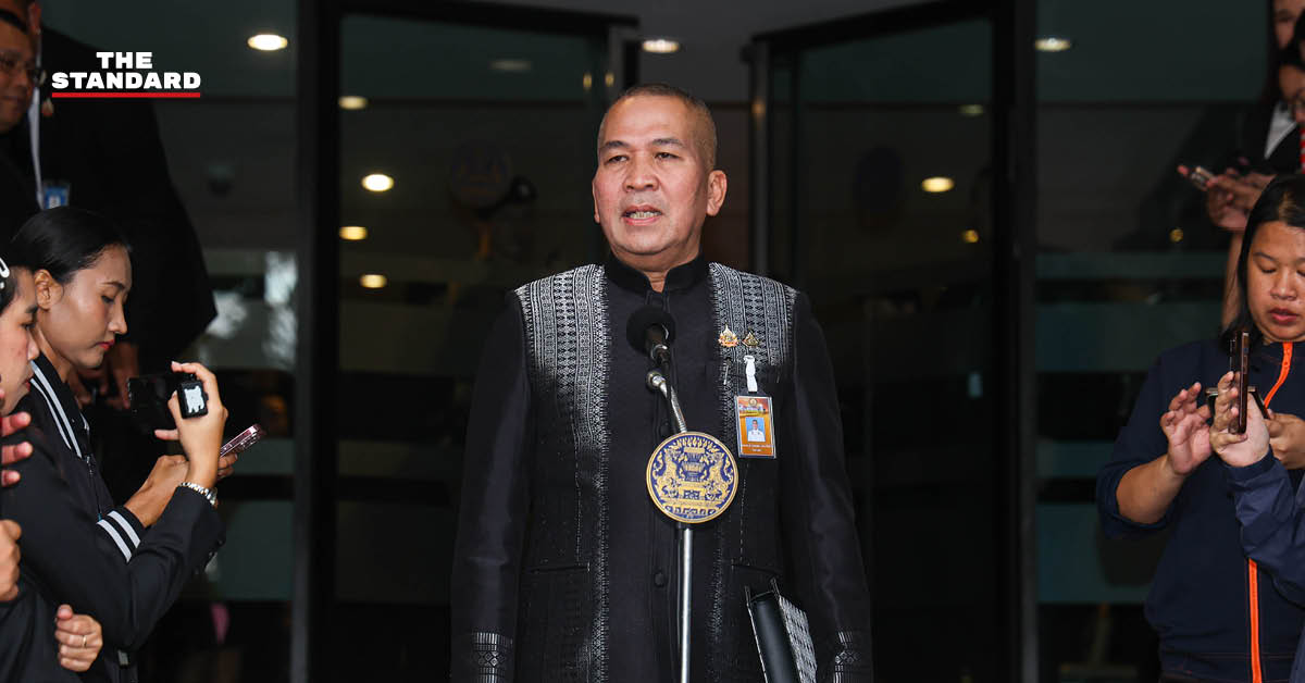 พล.ต.ท. รุทธพล เนาวรัตน์ รัฐมนตรีว่าการกระทรวงยุติธรรม ให้สัมภาษณ์สื่อมวลชนเกี่ยวกับกรณีทักษิณ ชินวัตร พักโทษ และการคัดค้านของ นพ. ตุลย์