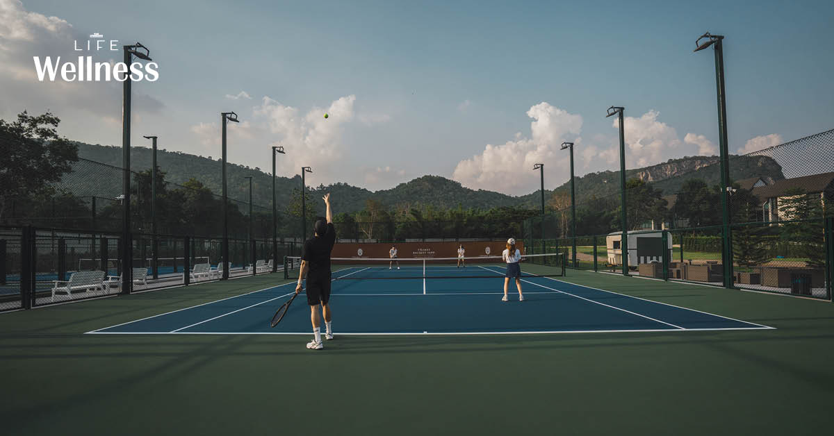 ภาพมุมกว้างของสนามเทนนิสหรือสนามแร็กเกตอื่นๆ ที่ Thames Racquet Yard เขาใหญ่ ท่ามกลางวิวภูเขาและบรรยากาศสไตล์อังกฤษ