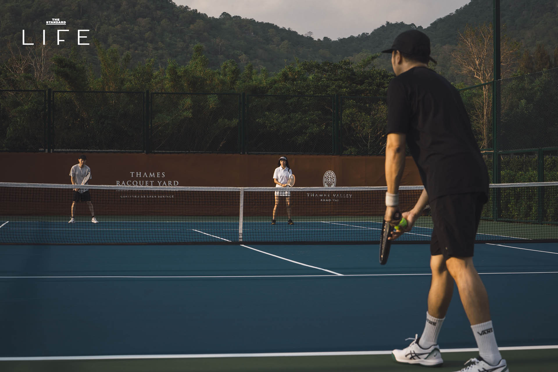 ภาพมุมกว้างของสนามเทนนิสหรือสนามแร็กเกตอื่นๆ ที่ Thames Racquet Yard เขาใหญ่ ท่ามกลางวิวภูเขาและบรรยากาศสไตล์อังกฤษ 2
