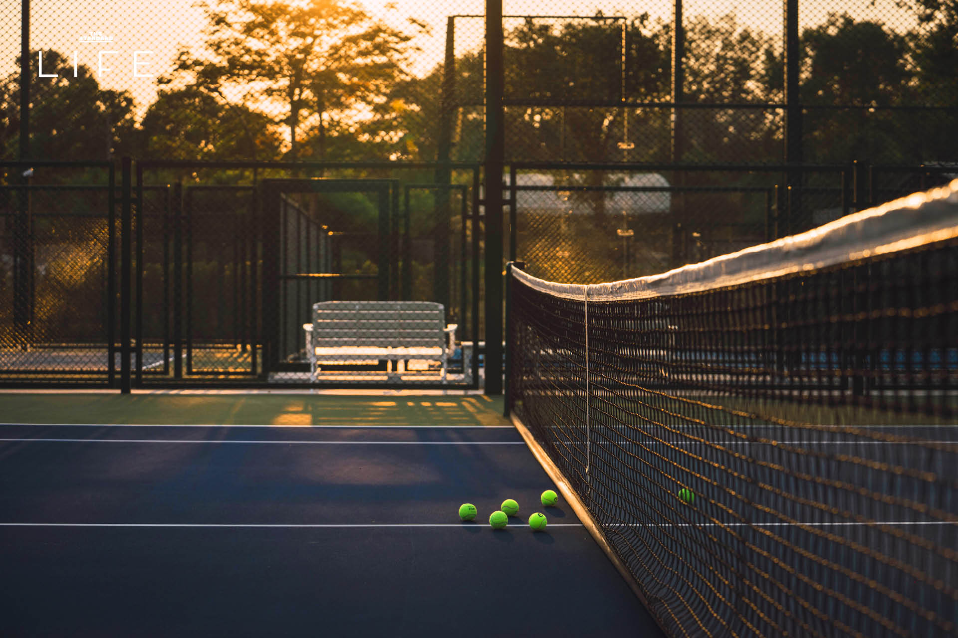 ภาพมุมกว้างของสนามเทนนิสหรือสนามแร็กเกตอื่นๆ ที่ Thames Racquet Yard เขาใหญ่ ท่ามกลางวิวภูเขาและบรรยากาศสไตล์อังกฤษ 3