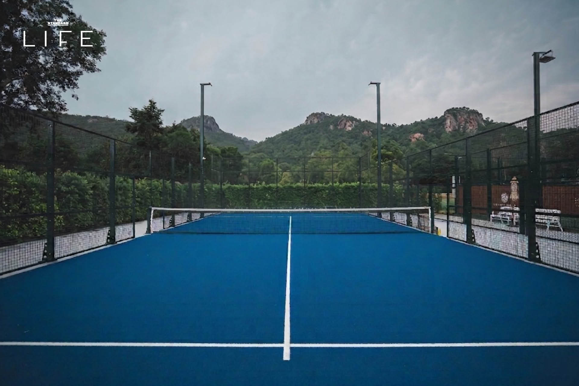 ภาพมุมกว้างของสนามเทนนิสหรือสนามแร็กเกตอื่นๆ ที่ Thames Racquet Yard เขาใหญ่ ท่ามกลางวิวภูเขาและบรรยากาศสไตล์อังกฤษ 4