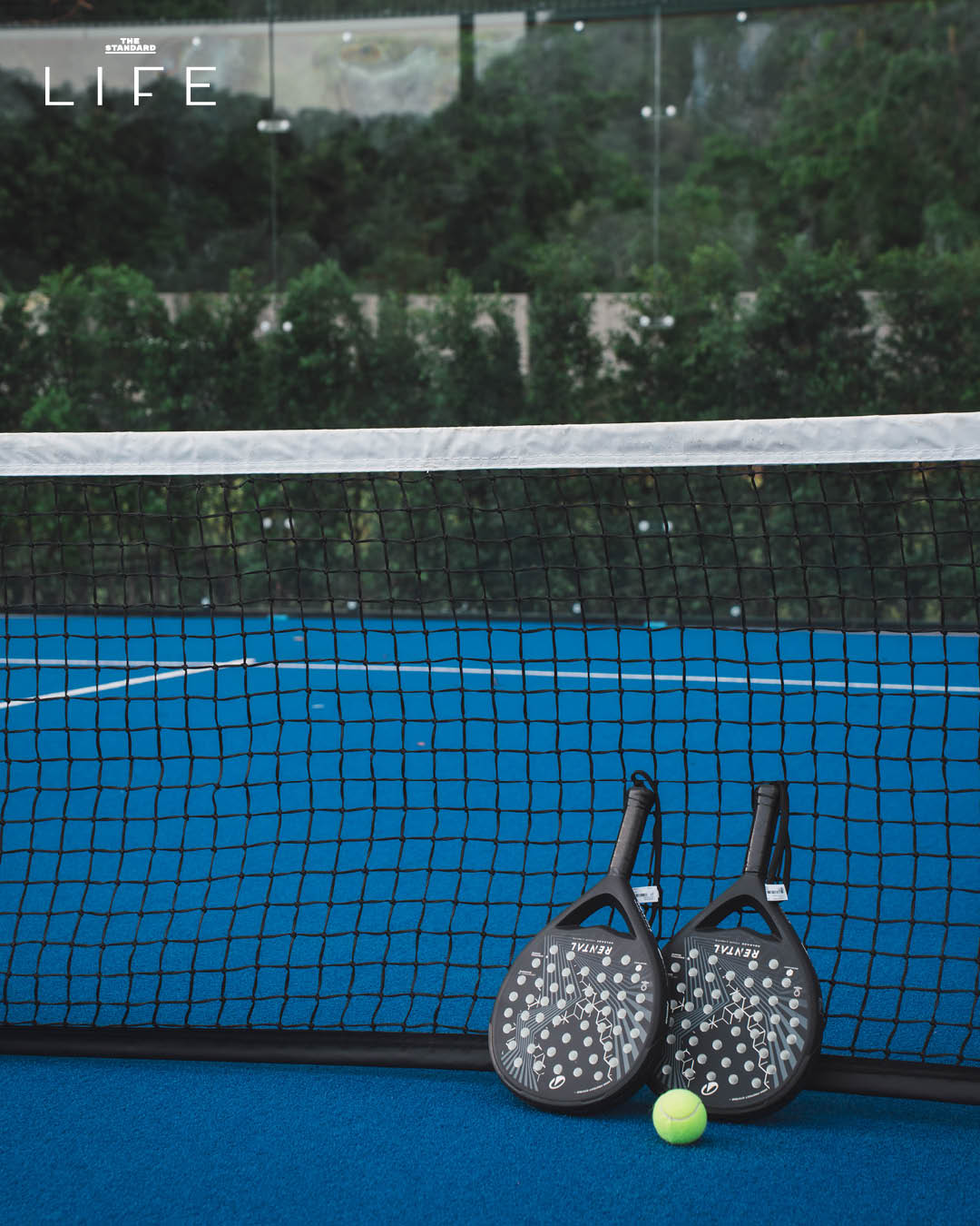 ภาพมุมกว้างของสนามเทนนิสหรือสนามแร็กเกตอื่นๆ ที่ Thames Racquet Yard เขาใหญ่ ท่ามกลางวิวภูเขาและบรรยากาศสไตล์อังกฤษ 5