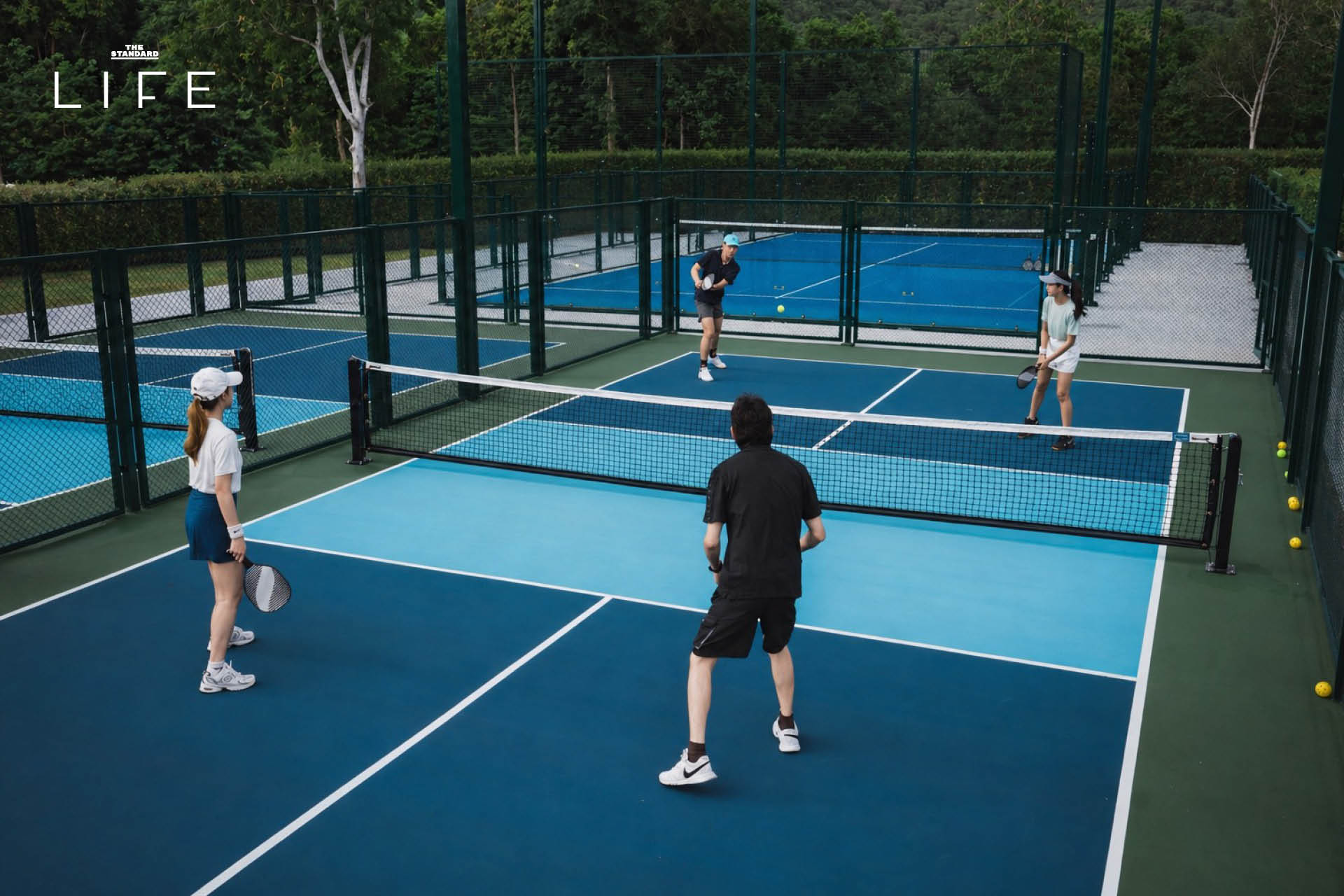 ภาพมุมกว้างของสนามเทนนิสหรือสนามแร็กเกตอื่นๆ ที่ Thames Racquet Yard เขาใหญ่ ท่ามกลางวิวภูเขาและบรรยากาศสไตล์อังกฤษ 7