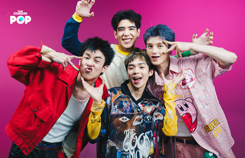 ภาพสมาชิกวง GELBOYS ทั้งสี่คนยิ้มแย้มในรายการ THE INTERVIEW 1