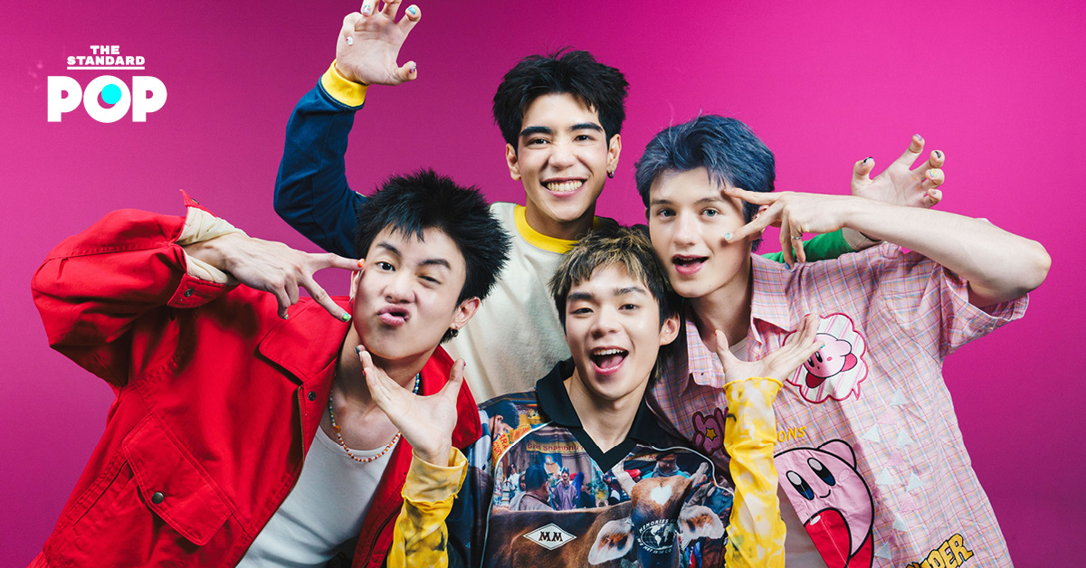ภาพสมาชิกวง GELBOYS ทั้งสี่คนยิ้มแย้มในรายการ THE INTERVIEW