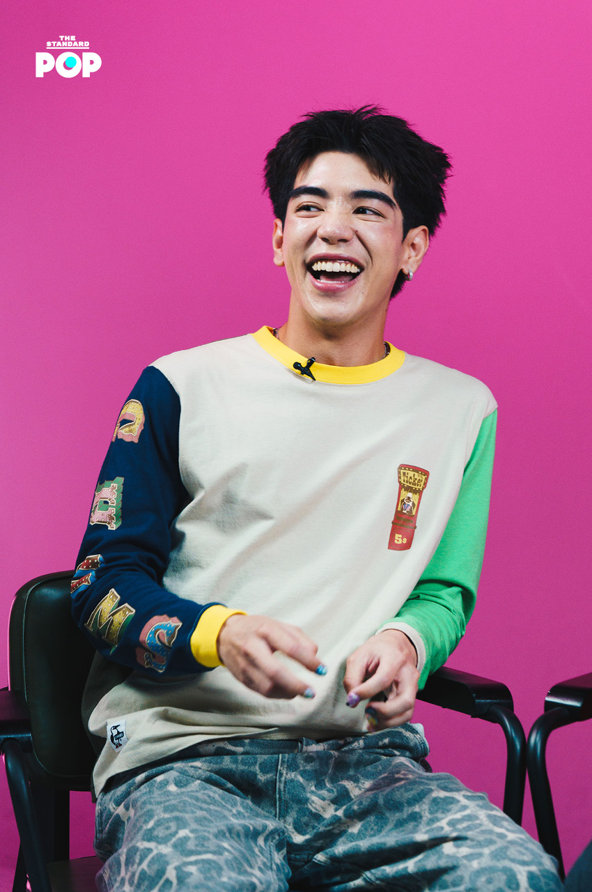 ภาพสมาชิกวง GELBOYS ทั้งสี่คนยิ้มแย้มในรายการ THE INTERVIEW 15