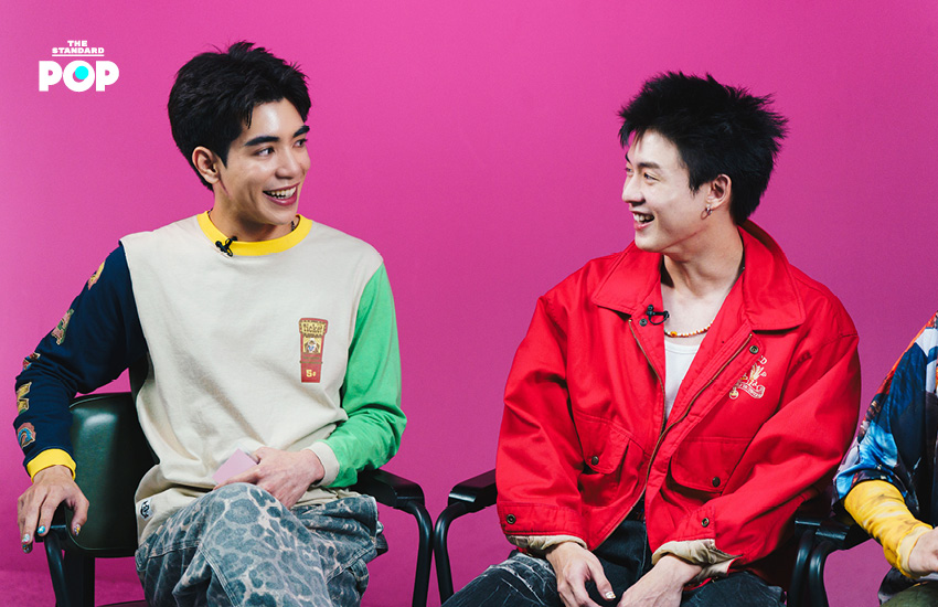 ภาพสมาชิกวง GELBOYS ทั้งสี่คนยิ้มแย้มในรายการ THE INTERVIEW 2
