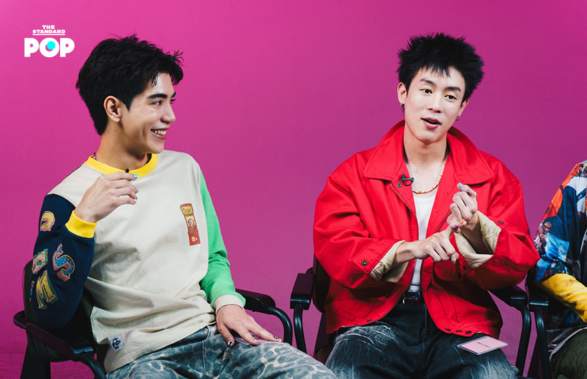 ภาพสมาชิกวง GELBOYS ทั้งสี่คนยิ้มแย้มในรายการ THE INTERVIEW 3
