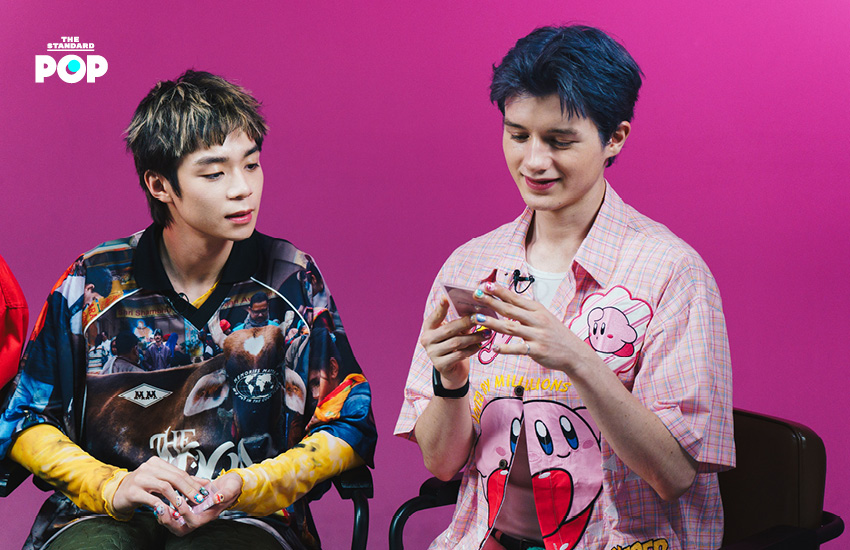 ภาพสมาชิกวง GELBOYS ทั้งสี่คนยิ้มแย้มในรายการ THE INTERVIEW 4