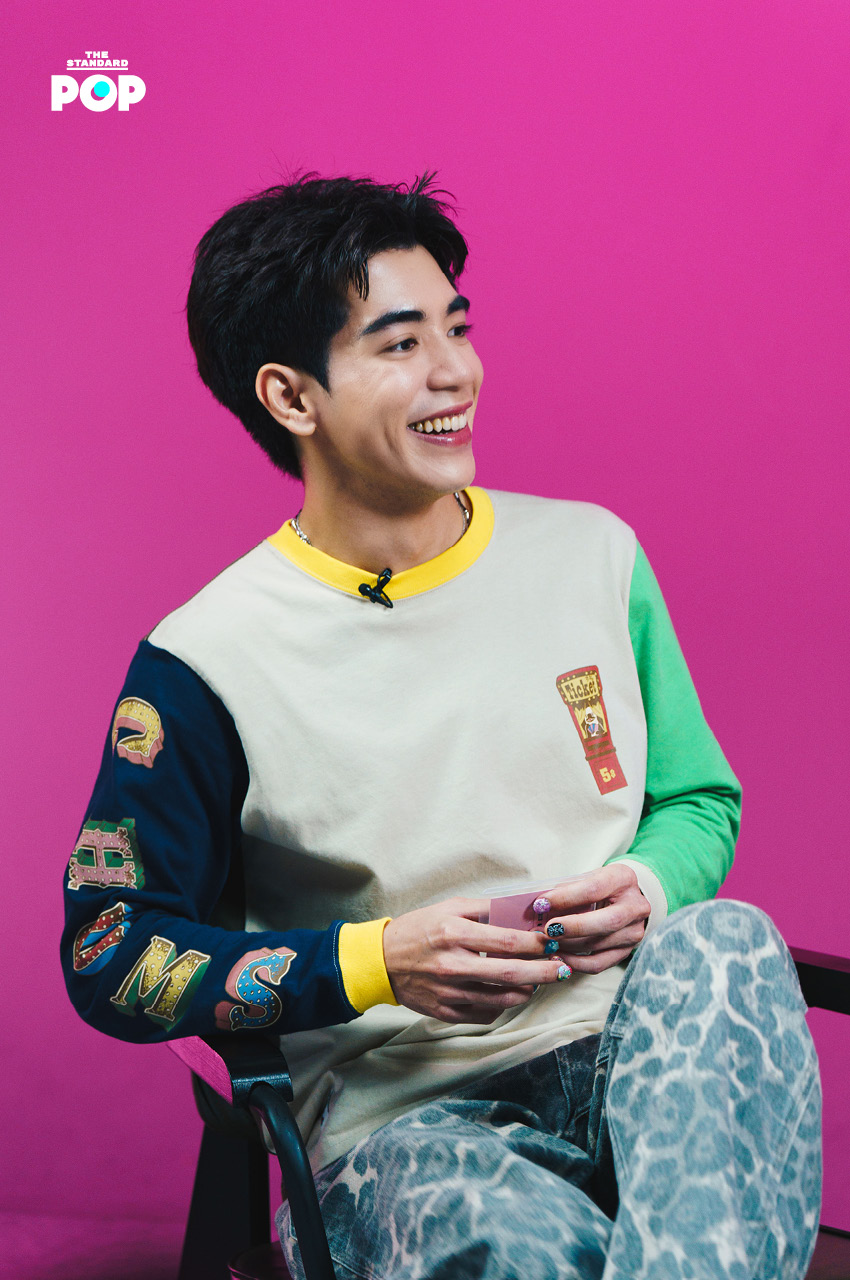 ภาพสมาชิกวง GELBOYS ทั้งสี่คนยิ้มแย้มในรายการ THE INTERVIEW 8