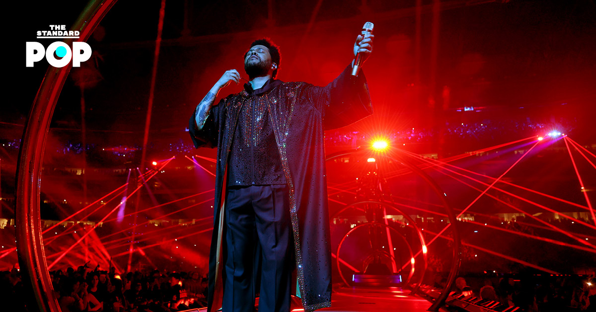 The Weeknd กำลังแสดงบนเวที