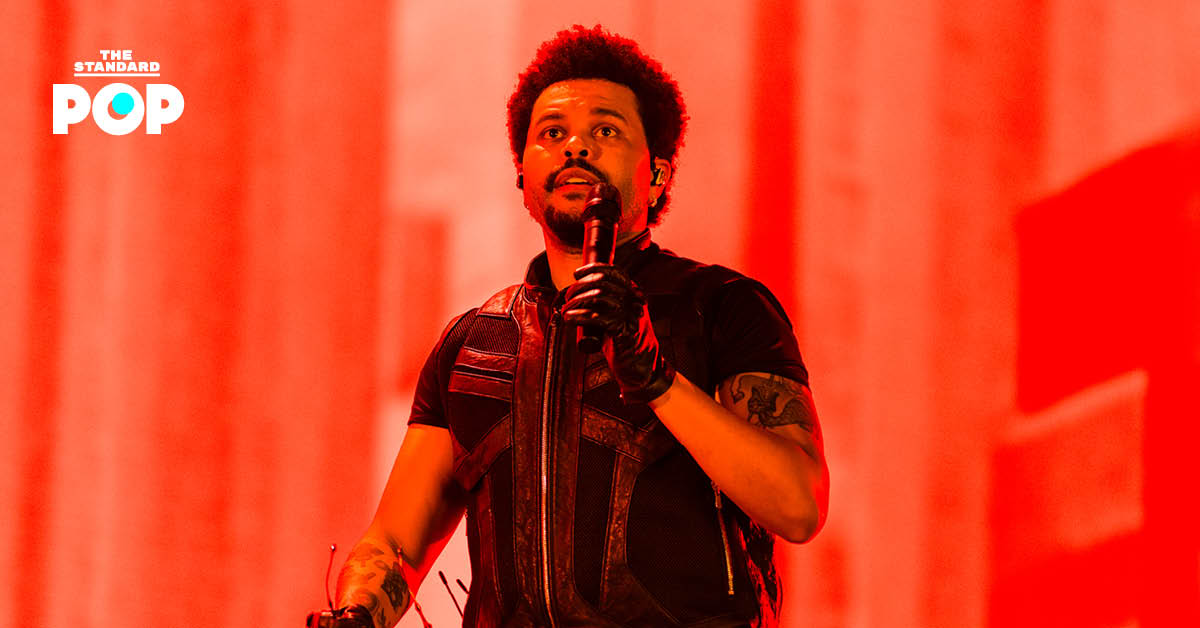 ภาพ The Weeknd กำลังแสดงคอนเสิร์ตบนเวทีอย่างตื่นตาตื่นใจ