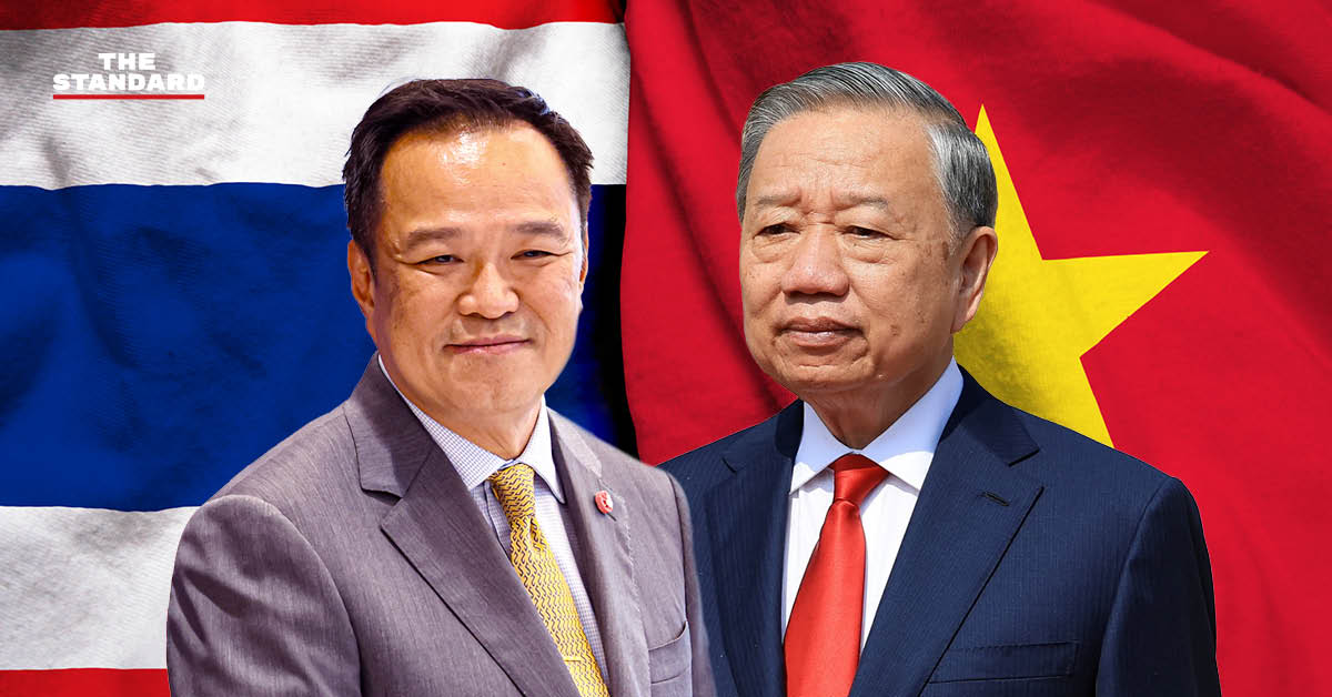 ภาพไดคัตอนุทินและโต เลิม โดยมีธงชาติไทยและเวียดนามเป็นพื้นหลัง