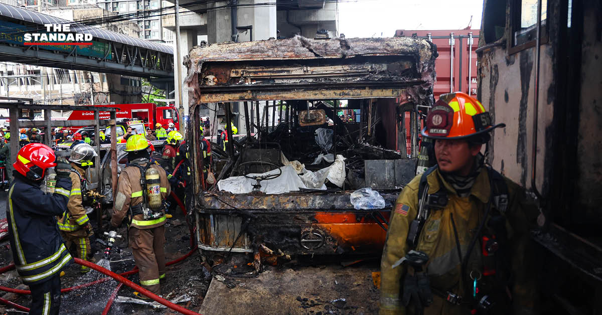 ภาพมุมสูงเหตุการณ์รถไฟสินค้าชนรถเมล์สาย 206 กลางมักกะสัน มีเพลิงลุกไหม้และเจ้าหน้าที่กู้ภัยเข้าช่วยเหลือ