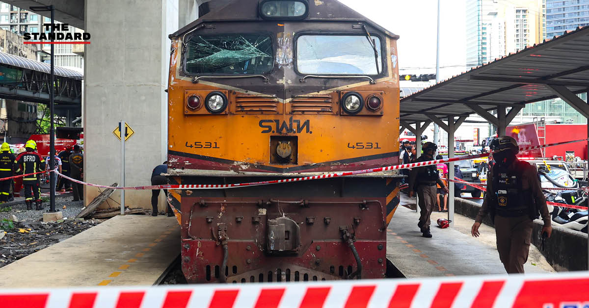 เจ้าหน้าที่ตำรวจและเจ้าหน้าที่รถไฟกำลังตรวจสอบจุดเกิดเหตุรถไฟชนรถเมล์ที่มักกะสัน