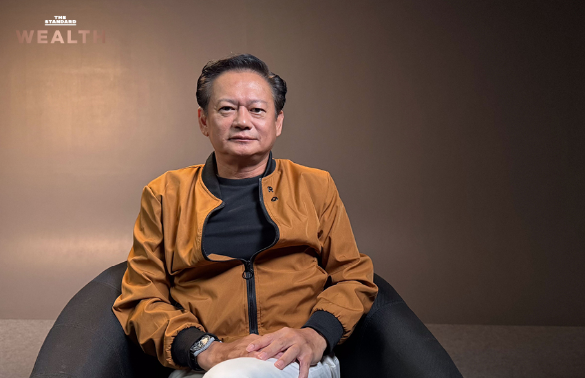 ภาพประกอบ: ผู้คนกำลังเดินทางในสนามบิน 4