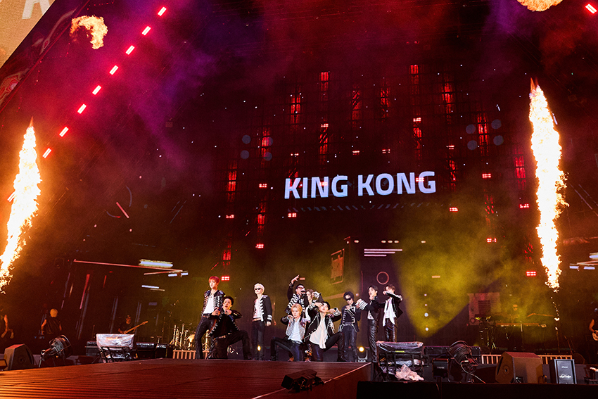 ภาพมุมกว้างของวง TREASURE กำลังแสดงคอนเสิร์ตบนเวทีขนาดใหญ่ท่ามกลางแฟนเพลงและแท่งไฟสีฟ้าเต็มสนามศุภชลาศัย 2