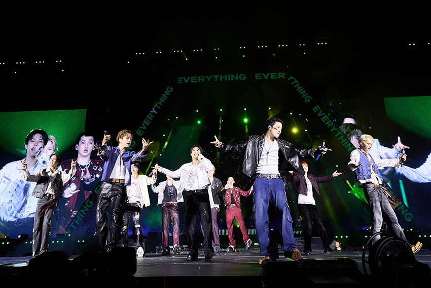 ภาพมุมกว้างของวง TREASURE กำลังแสดงคอนเสิร์ตบนเวทีขนาดใหญ่ท่ามกลางแฟนเพลงและแท่งไฟสีฟ้าเต็มสนามศุภชลาศัย 6