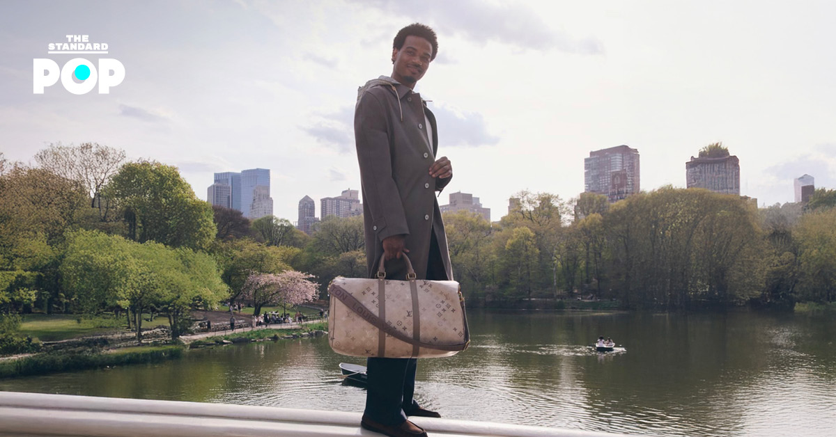 Tyshawn Jones นักสเกตบอร์ดไอคอน สวมเสื้อผ้าจากแคมเปญ Louis Vuitton Men’s Pre-Fall 2026 ใน Central Park นิวยอร์ก