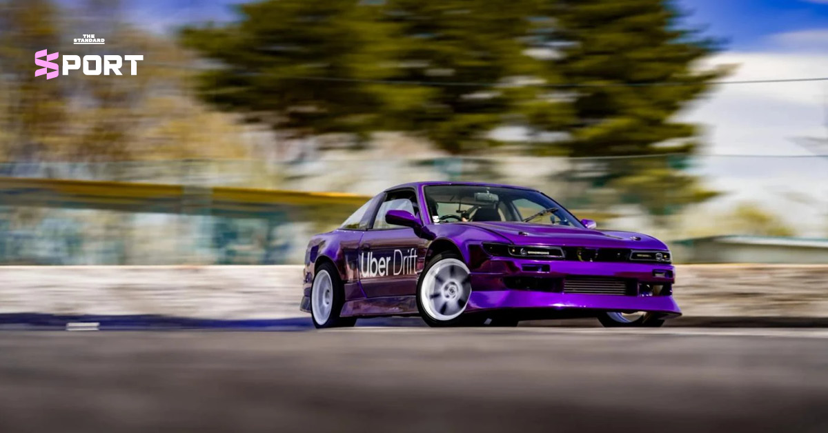 ภาพรถ JDM กำลังดริฟต์ในสนามแข่งที่ญี่ปุ่น ซึ่งเป็นบริการใหม่ของ Uber Drift